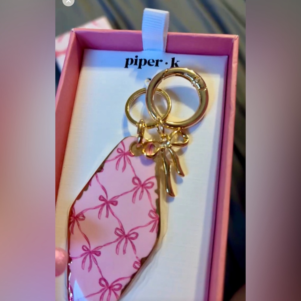 TikTok viral PIPER•K Pink Bow Motel Key Keychain & Bag Charm NEW in matching box - Picture 4 of 5